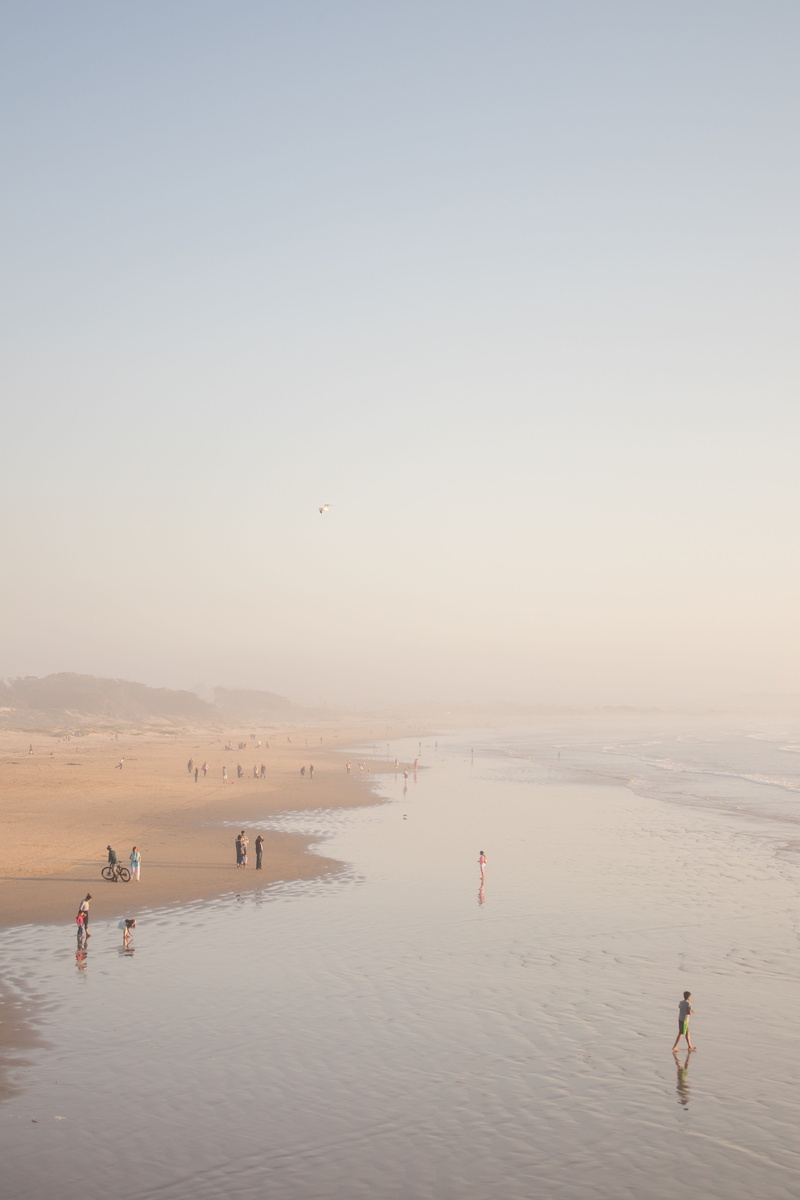 water, group of people, real people, land, nature, men, sandy, large group of people, trip, scenics - nature, holiday, lifestyles, outdoors, marine layer