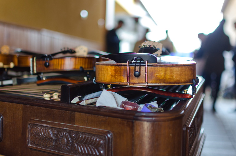 indoors, string instrument, tradition, musicians, bowed stringed instrument, table, musical equipment, classic, orchestra, harmony, close-up, room, focus on foreground