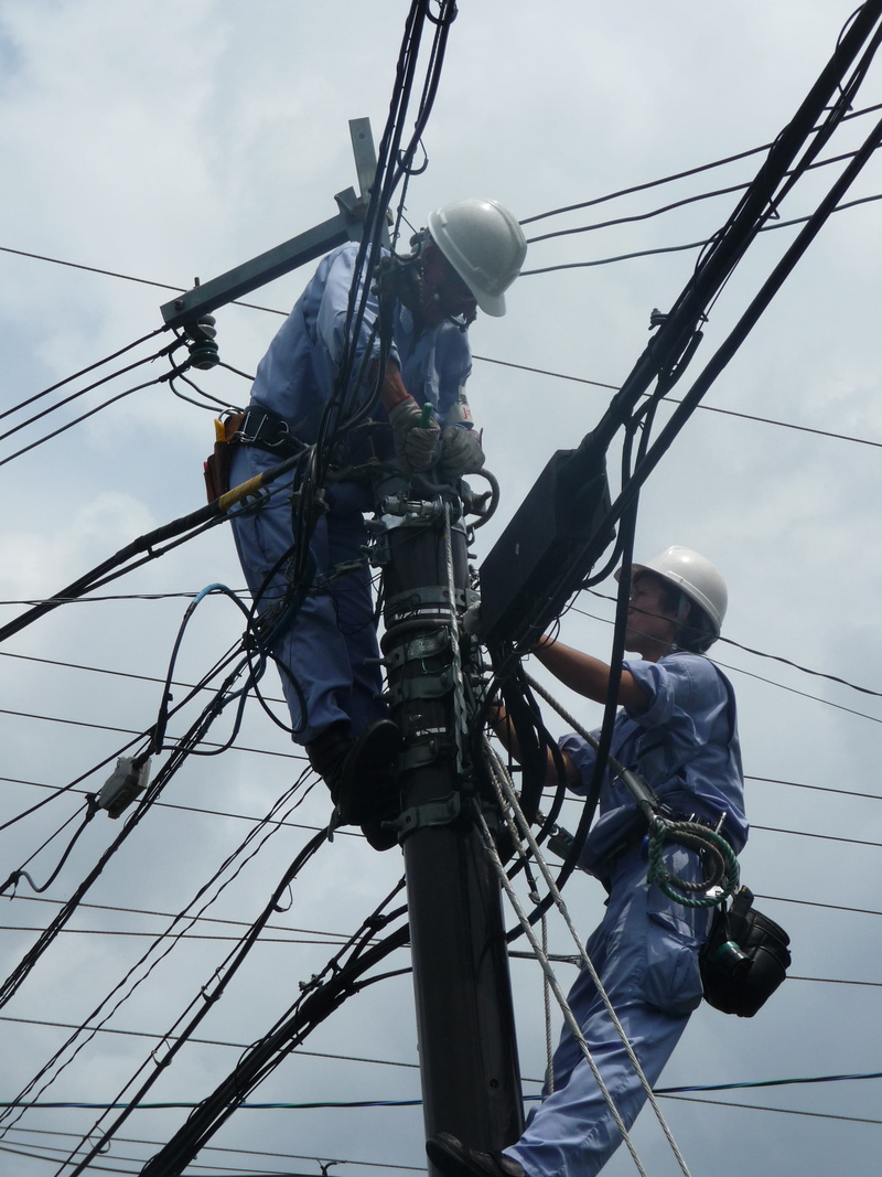 men, mechanic, real people, repair, fitters, safety harness, post, maintenance engineer, electrical installation, 2K, cables, day, working, electrician