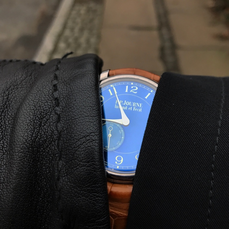 technology, single object, accuracy, minute, day, travel, horology, time, western script, text, no people, 2K, still life, clock, indoors, bag, blue, circle