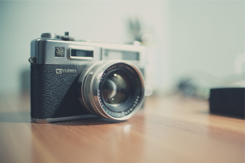 brown, close-up, black, technology, single object, equipment, silver colored, camera - photographic equipment, surface level, table, slr, digital camera