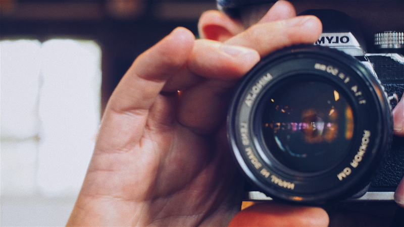 focus, person, equipment, camera lens, photographing, slr camera, photography themes, lens, milc, finger, camera - photographic equipment, blurred background
