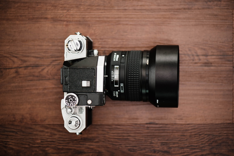 retro styled, table, brown, creativity, dslr, technology, fotografía, nostalgia, camera - photographic equipment, single object, chrome, indoors, lens - optical instrument