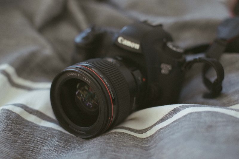 technology, still life, lens - eye, zipper, camera lens, slr camera, the media, camera, keyboard, white, canon, textile, selective focus, dslr, video camera