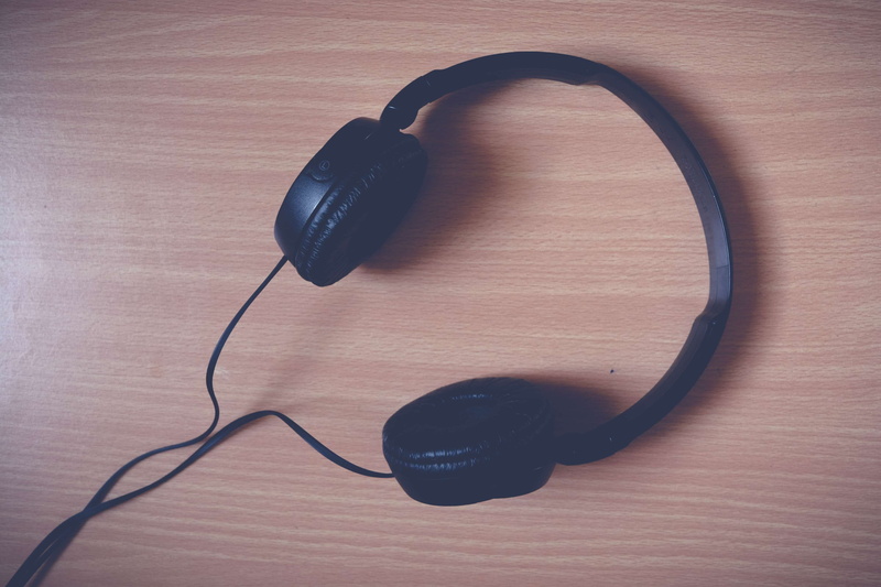 4K, music, headphones, connection, wood - material, sony, listening, black, equipment, table, hd, black color, musical instrument, close-up, background image
