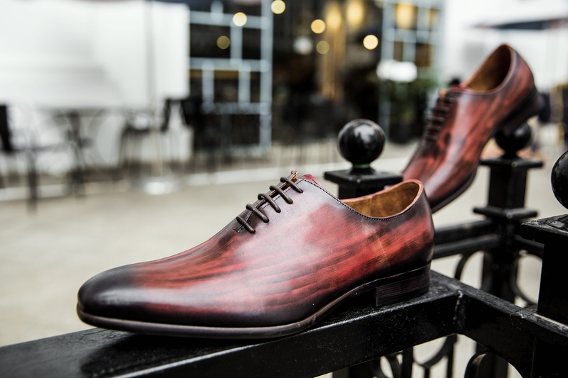 wood - material, abandoned, chelsea, close-up, sport, boot, single object, absence, shoe, 5K, day, sports equipment, table, luxuryshoe, stationary, no people