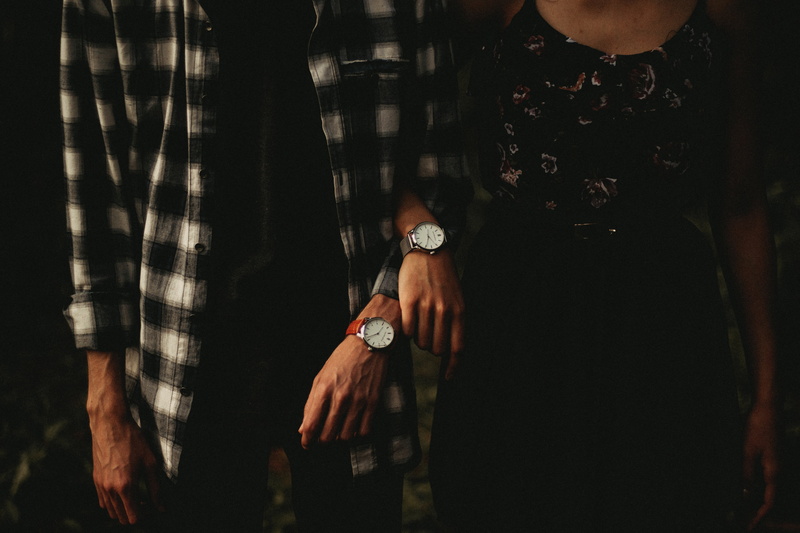men, real people, social issues, warning sign, human hand, casual clothing, hands, close-up, adult, midsection, 4K, shirt, watch, wrist watch, s, indoors