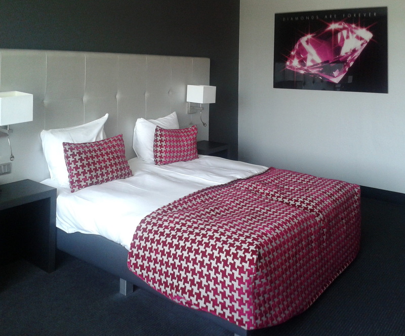 domestic room, 1080P, neat, luxury, no people, vacations, home showcase interior, beds, bed, relax, comfortable, double room, hotel, room, modern, bedroom
