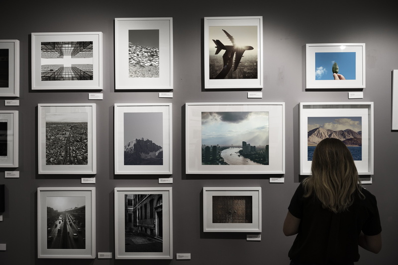 watching, exhibition, people, frame, 5K, photography, paint, studio, technology, picture frame, indoors, alone, art and craft, women, lifestyles, silhouette