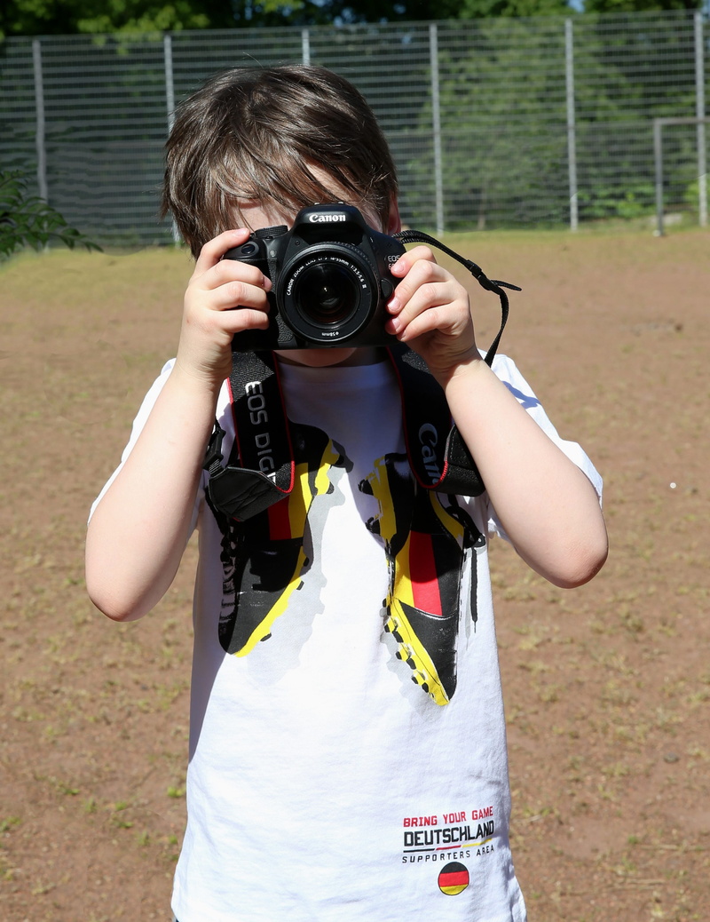 one person, photographer, three quarter length, paparazzi, standing, young, portrait, photograph, photography, camera, photographic equipment, casual clothing