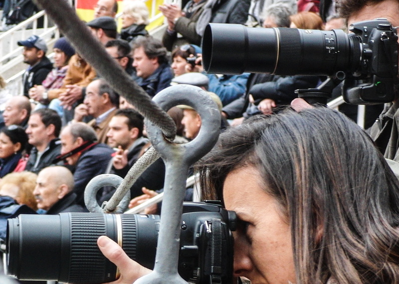 camera - photographic equipment, digital, the media, adult, photographers, photographing, camera, girl, large group of people, crowd, photography themes