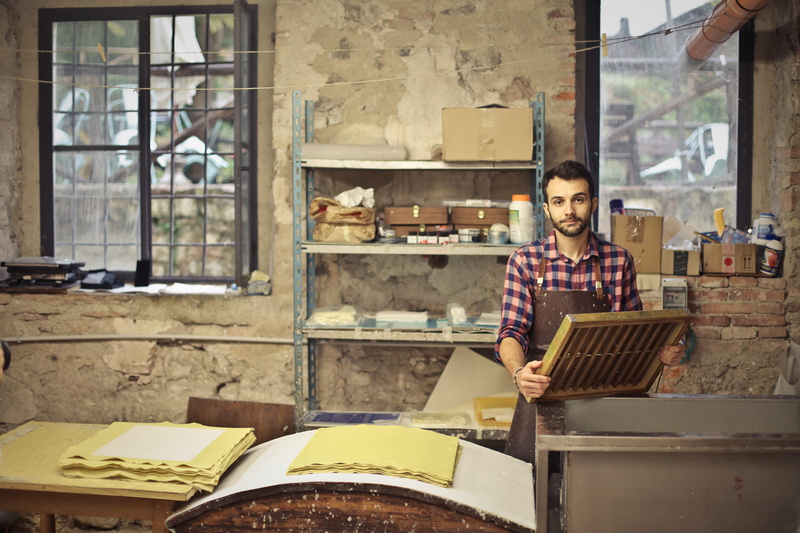 apron, one man only, real people, laptop, one person, male, using laptop, casual clothing, toscolano, indoors, front view, business, eye contact, communication