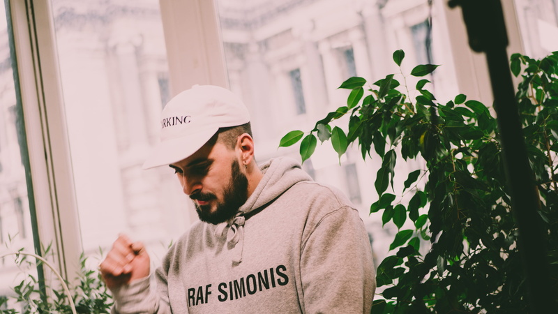 4K, zwangere guy, facial hair, real people, day, rapper, architecture, zwanger-guy, zwangere, communication, brussel, young men, leisure activity, contemplation