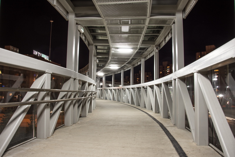 walking, ceiling, long, elevated walkway, 5K, people, architecture, railing, diminishing perspective, direction, built structure, motion, architectural column