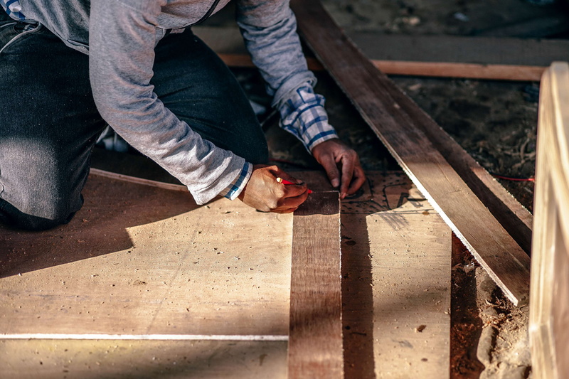real people, craftsmanship, wood, man, focus, carpentry, carpenter, person, art and craft, men, creativity, close up, work, job, adult, pencil, making