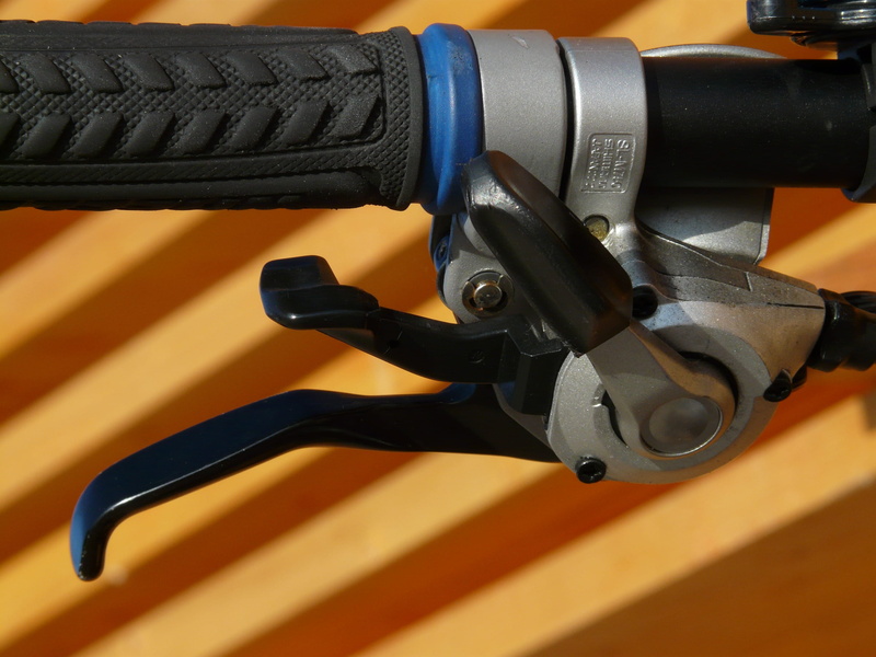 metal, still life, indoors, 2K, rubber, business, bicycle handlebar, handlebars, high angle view, connection, gear lever, cable, machinery, grab bar, single object