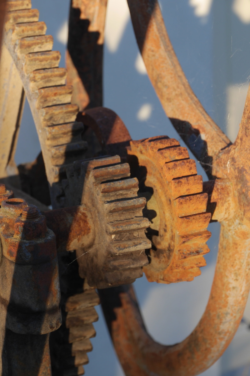 run-down, spiral, deterioration, notched, 4K, wheel, pattern, pulley, day, iron, heritage, machine part, nature, gear, wheels, no people, decline, focus on foreground