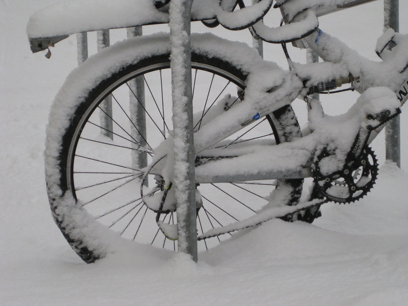 pinion gear, bike, outdoors, mode of transportation, wintry, no people, deep snow, nature, circuit, 2K, wheel, close-up, cold temperature, land vehicle