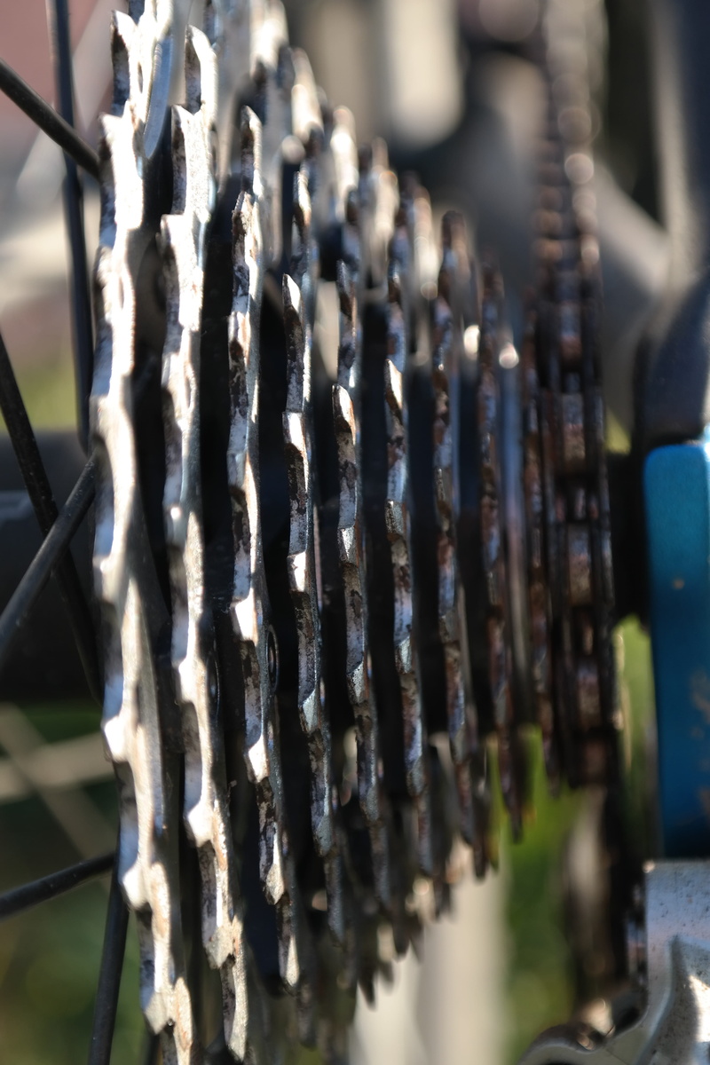 no people, damaged, day, outdoors, shimano deore xt, pinion gear, focus on foreground, pattern, machine part, selective focus, chainrings, rear derailleur
