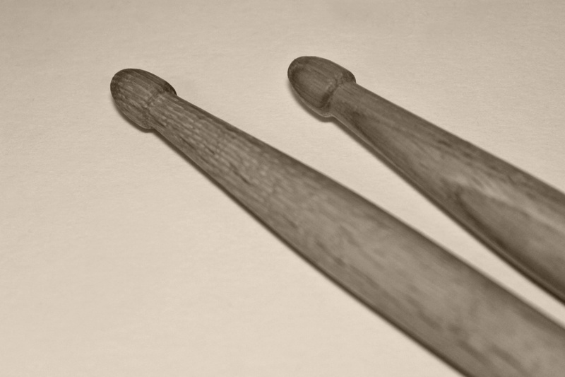 music, 2K, sharp, single object, wood - material, office, work tool, handle, simplicity, two objects, weapon, drum, gray background, woodensticks, metal
