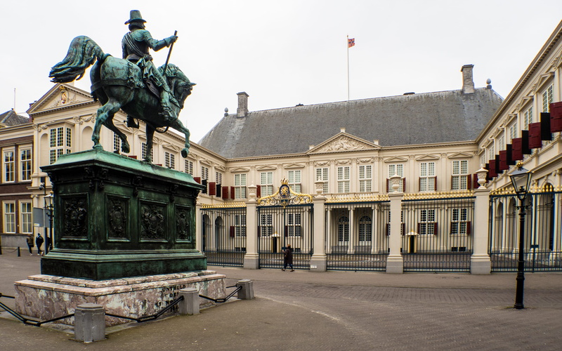 representation, male likeness, courtyard, nature, paleis, history, street, building exterior, built structure, residence, day, sky, no people, the hague