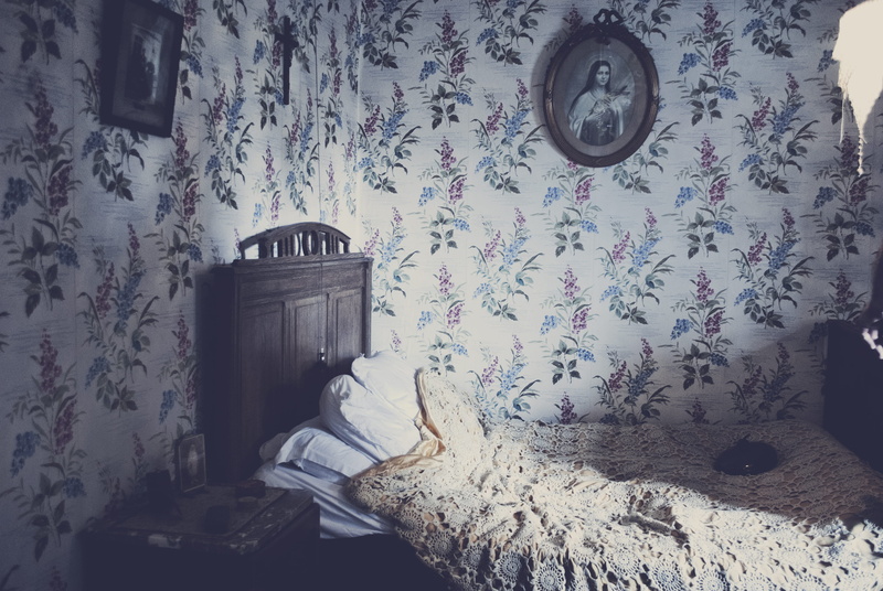wall - building feature, floral pattern, indoors, home interior, close-up, photo, messy, retro styled, beige, hanging, 4K, damaged, clock, bed, pattern