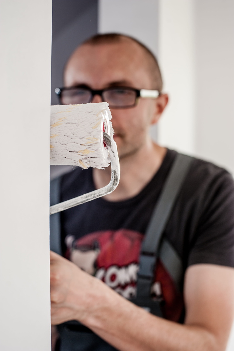 real people, to repair, man, work, casual clothing, eyeglasses, leisure activity, using, painting, painter, build, mid adult, adult, indoors, employee