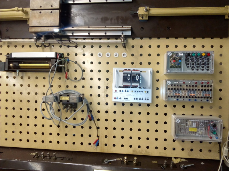 laboratory, hanging, Hydraulics, complexity, close-up, computer equipment, no people, 1080P, connection, equipment, gauge, tool, control panel, technology