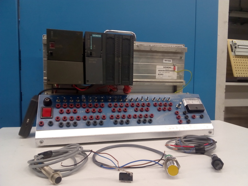 audio equipment, music, 1080P, cable, electrical equipment, keyboard, indoors, technology, computer equipment, sensors, blue, programmable, connection