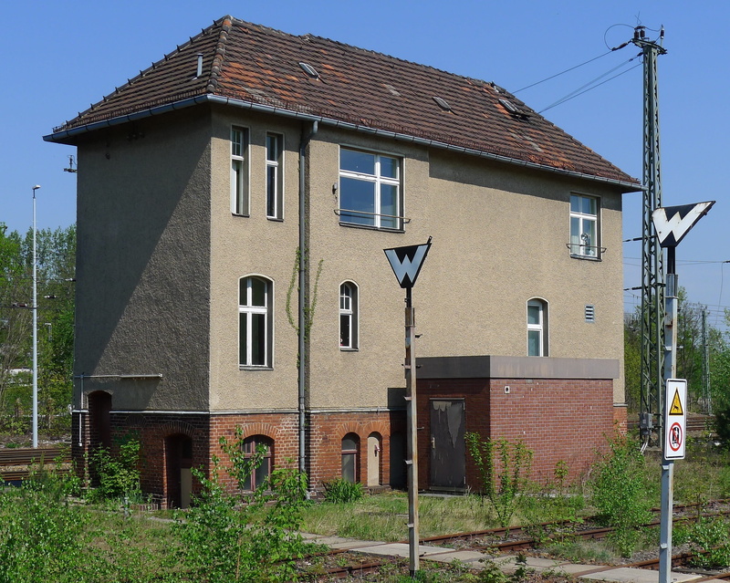 signal, residential district, building, plant, detached house, 2K, building exterior, house, berlin, sunlight, tracks, street, outdoors, window, train station