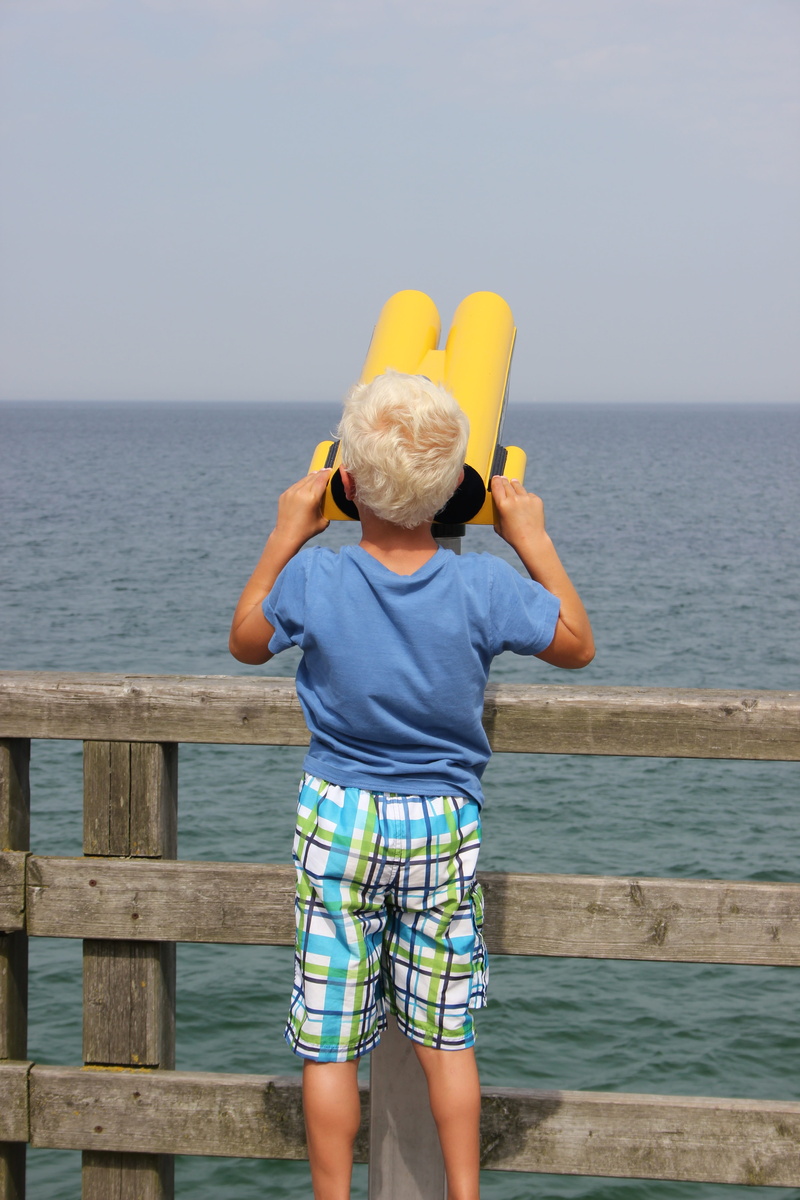 water, horizon over water, wood - material, caucasian Ethnicity, casual clothing, view, outdoors, by looking, Child, sky, nature, foresight, coins telescope