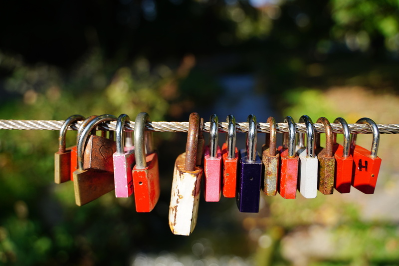 outdoors, close-up, castle, hanging, lock, castles, padlocks, capping, no people, in a row, 5K, shut off, connectedness, large group of objects, variation