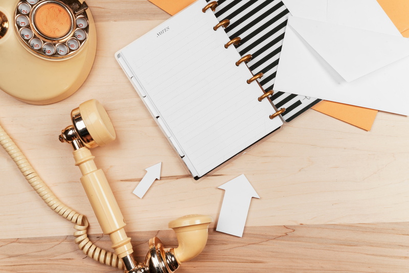 business, wood - material, large group of objects, beauty, phone, 4K, connection, table, paper, technology, writing instrument, blogger, book, furniture