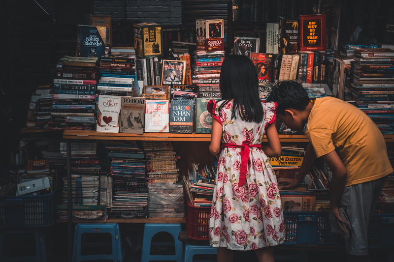 friends, 5K, lifestyles, books, standing, two people, child, variation, three quarter length, adult, abundance, book, women, choice, people, men, retail