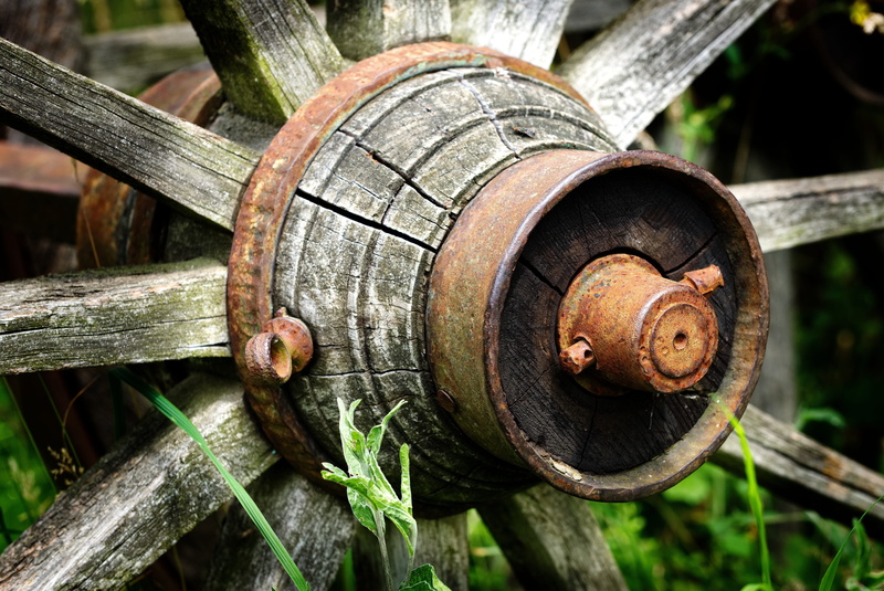 no people, shape, day, metal, focus on foreground, rusted, geometric shape, 5K, old wagon wheel, close-up, wood - material, abandoned, outdoors, circle