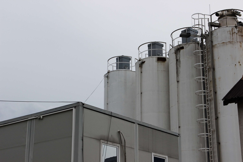 low angle view, storage compartment, fuel storage tank, fuel and power generation, day, industrial building, metal, clear sky, storage tank, built structure