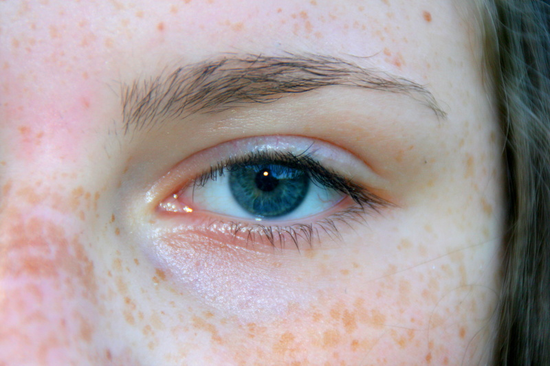 women, looking at camera, extreme close-up, blue, human face, eyeball, human body part, close-up, eyesight, gene, one person, sensory perception, iris - eye