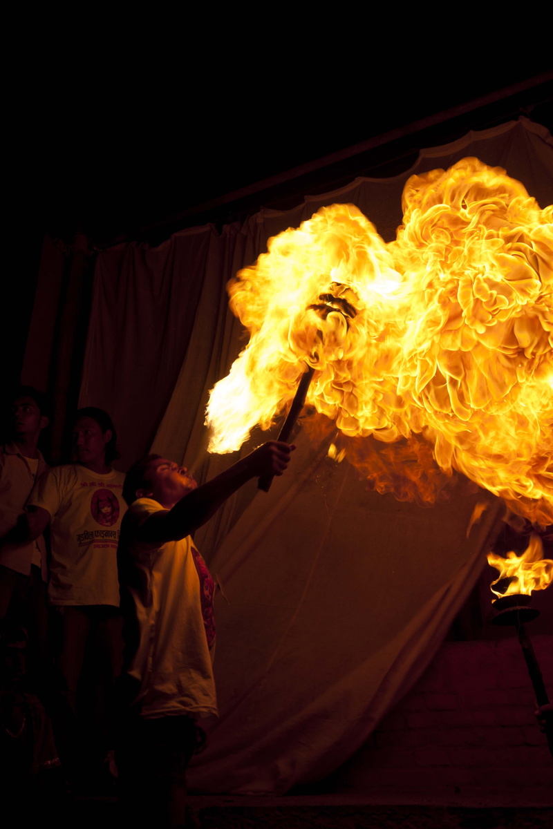 4K, standing, dark, yellow, holding, heat - temperature, human body part, Brave, obscured face, Fire-Eater, sign, one man only, torch, fire, skill, real people