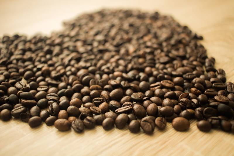 roasted coffee bean, table, roasted coffee beans, close-up, focus, 2K, selective focus, coffee beans, freshness, no people, food and drink, beans, large group of objects