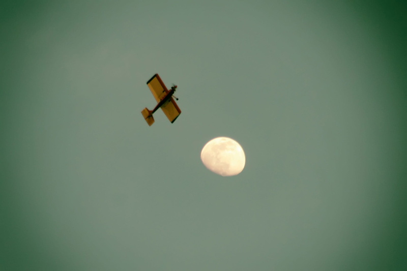 plane, mid-air, nature, clear sky, airplane, lunar, flying, low angle view, modelling, air vehicle, copy space, on the move, sky, planetary moon, full moon