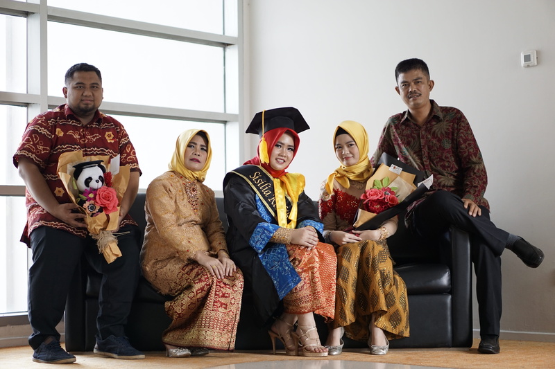 father, group, parent, clothing, females, traditional clothing, adult, full length, men, indonesia, real people, people, togetherness, gup, women, family