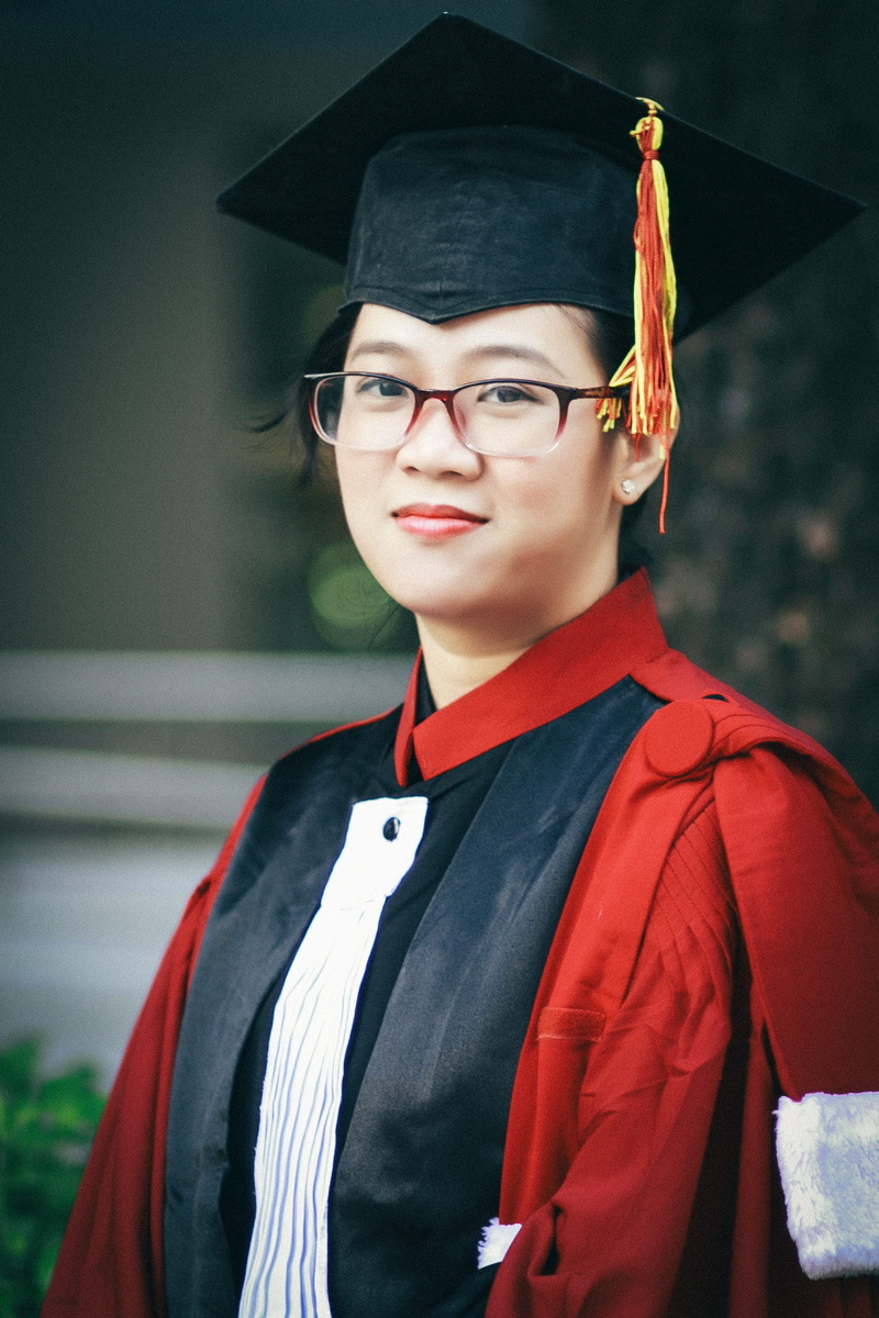 focus on foreground, real people, dress, young women, education, smile, waist up, academic degree, female, square academic cap, smiling, mortarboard, standing