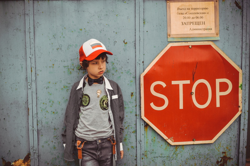 boys, tomboy, gate, western script, casual clothing, traffic, no parking, lifestyles, varmint, safety, motion, child, standing, outdoors, russia, communication