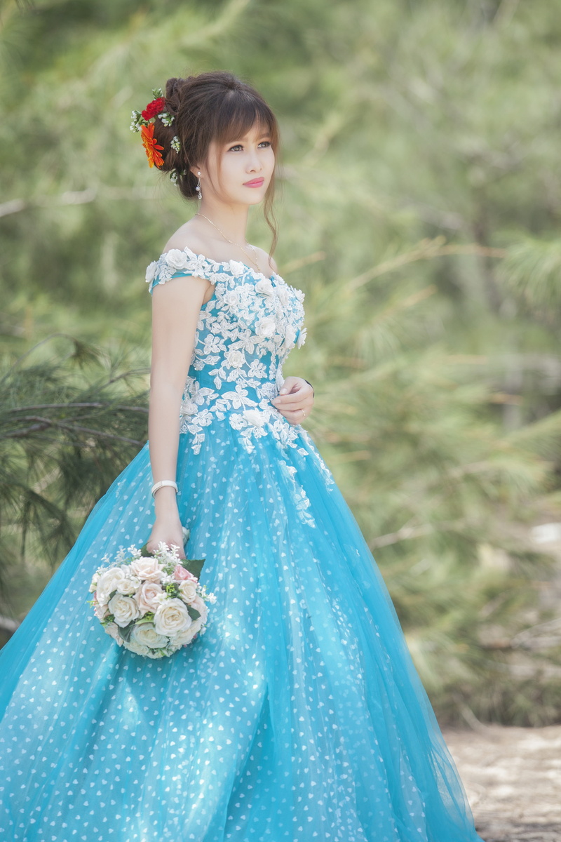 one person, focus on foreground, girly, beautiful, charming smile, woman, flowers, lifestyles, leisure activity, hot girl, pretty picture, style, flower