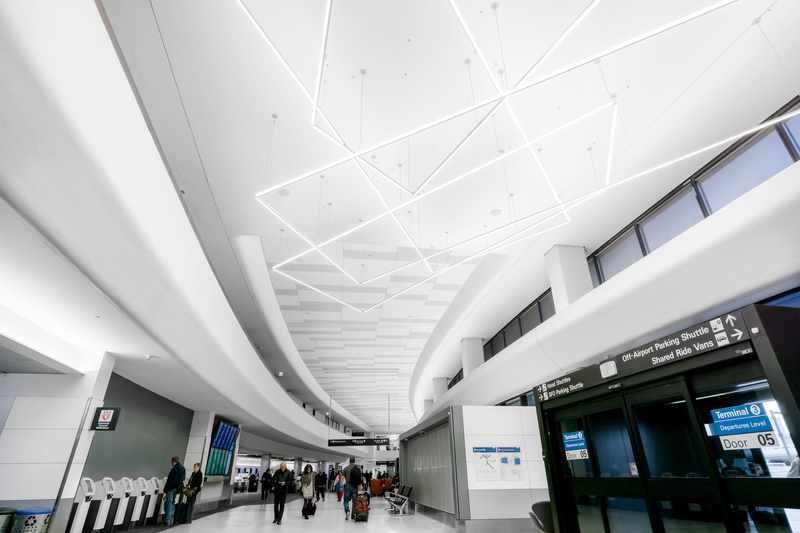 day, real people, walking, lifestyles, travel, group of people, large group of people, san francisco international airport, 5K, adult, architectural column