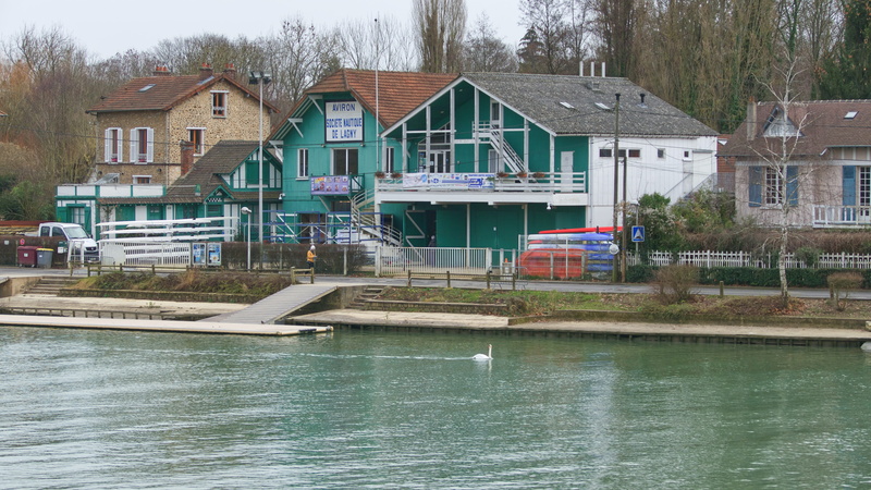 housing, mode of transportation, waterfront, nature, building exterior, roof, water, house, reflection, built structure, 71 quai de marne, watercraft, vessel