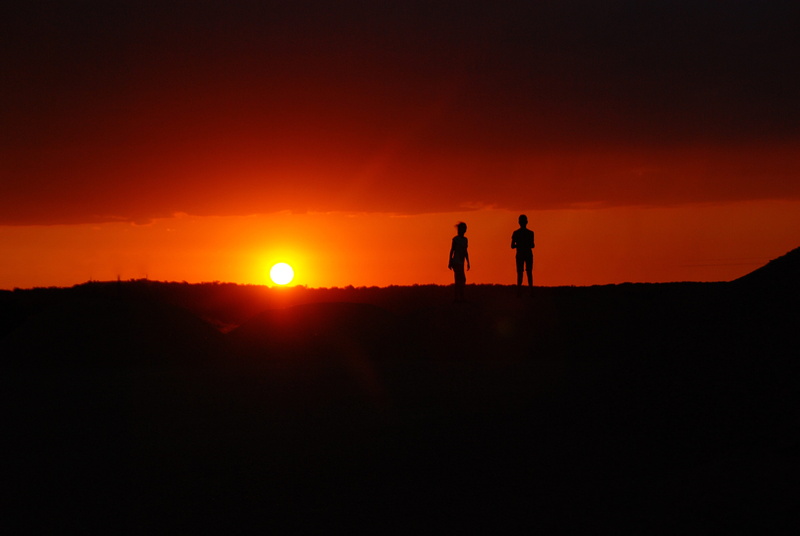 sun, 4K, scenics - nature, Sunset, leisure activity, positive emotion, the sun, nature, red, copy space, Evening, togetherness, Silhouettes, people, outdoors