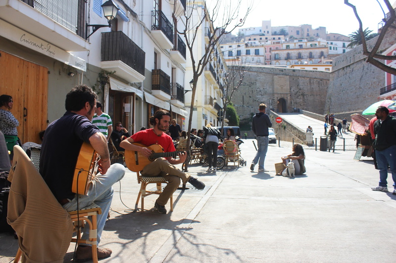 concert, urban Scene, guitar, day, 2K, tourist, wearing, eivissa, group of people, built structure, ibiza, art, shirt, singing, red, lifestyles, man, sitting