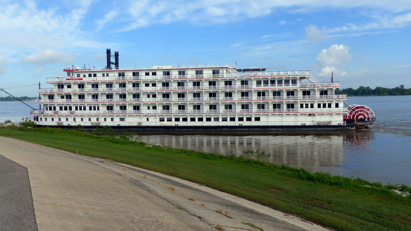 building, grass, 4K, cloud - sky, day, mississippi, tourism, river, quiet, building exterior, travel, outdoors, transportation, water, plant, city, landscape