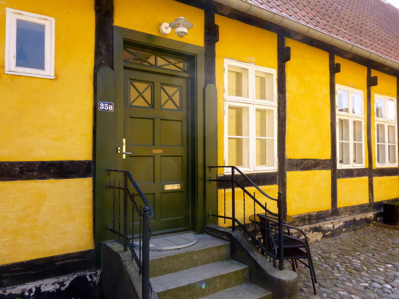 mon, 4K, yellow, nature, lighting equipment, moen, entrance, no people, architecture, window, building, outdoors, street, house, city, door, closed, staircase